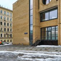 Вид входной группы снаружи Административное здание «Новорязанская ул., 8»